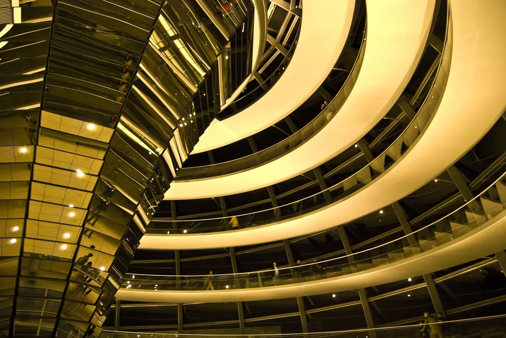 Fragment zaprojektowanej przez Normana Fostera kopuły, znajdującej się na szczycie budynku Reichstagu w Berlinie. 