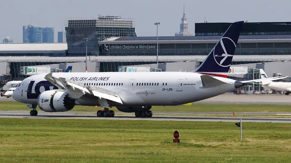 2978855-dreamliner-lot-po-wyladowaniu.jpg