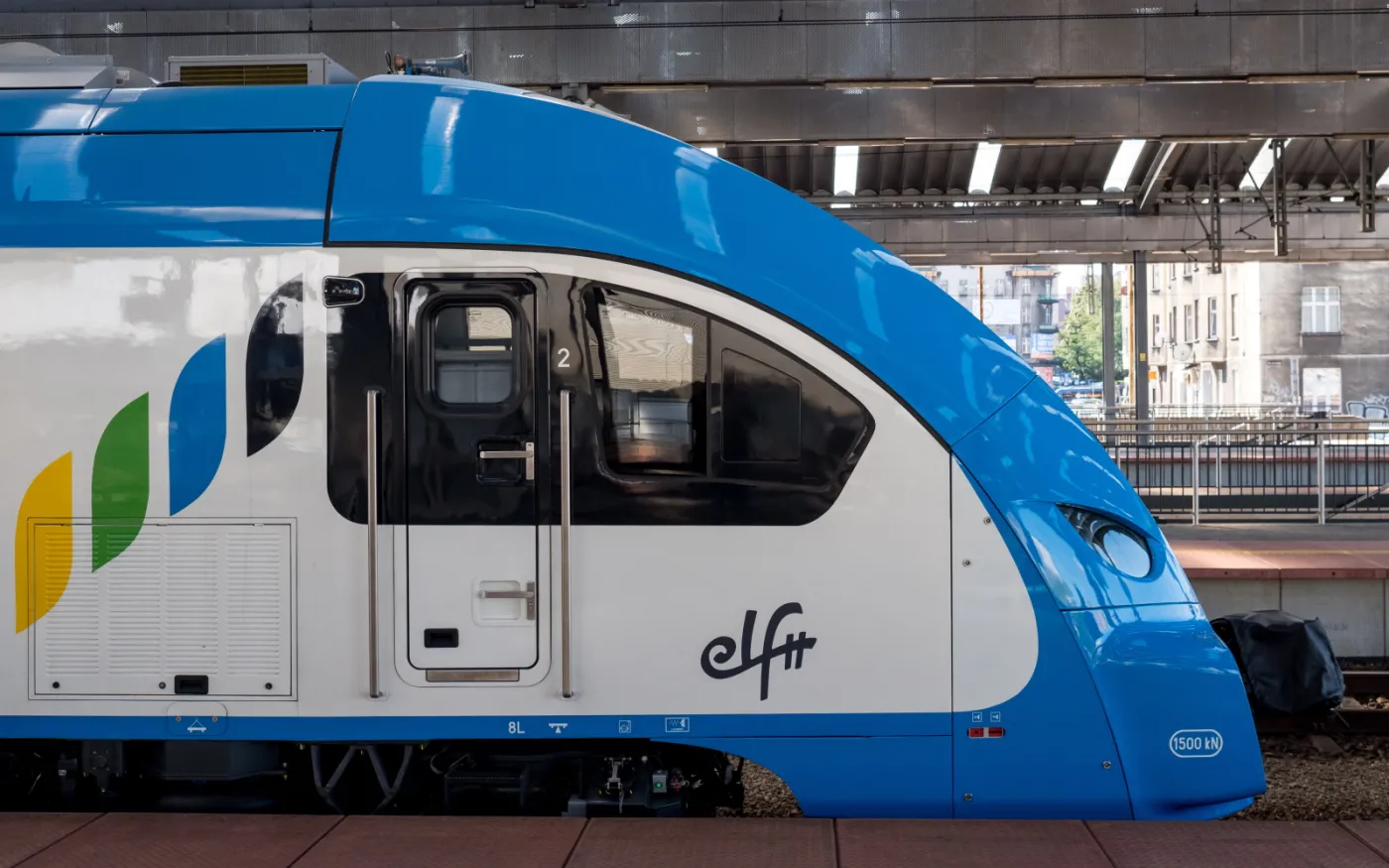 3084266-pociag-elf2-na-dworcu-glownym.jpg