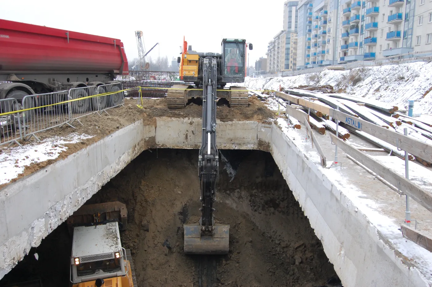 Budowa najdłuższego tunelu w Polsce osiągnęła półmetek. Wkrótce przebiją się pod metrem