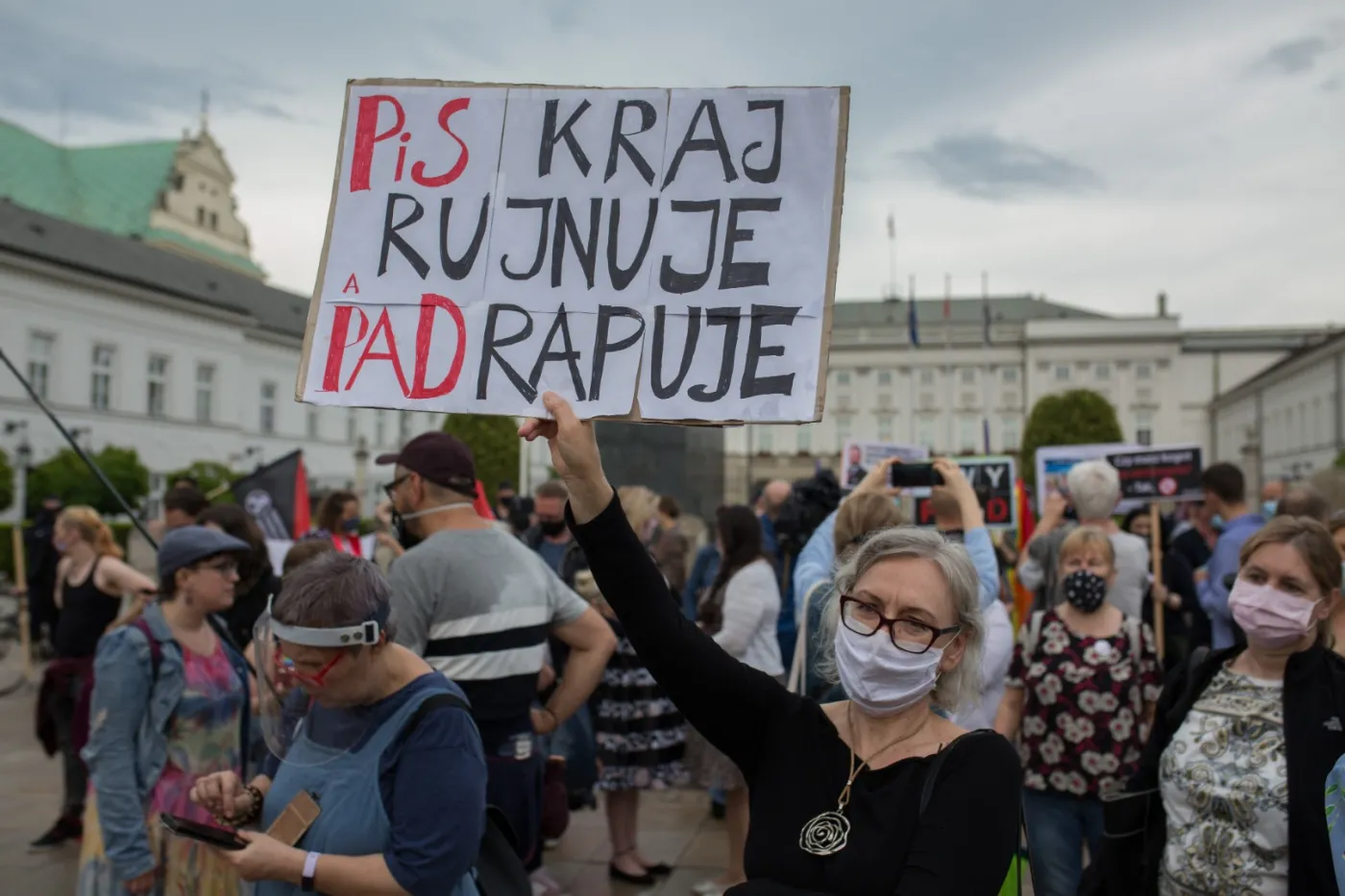 "Duda pod trybunał stanu". W Warszawie odbyły się protesty przeciw prezydentowi, rządowi i PiS