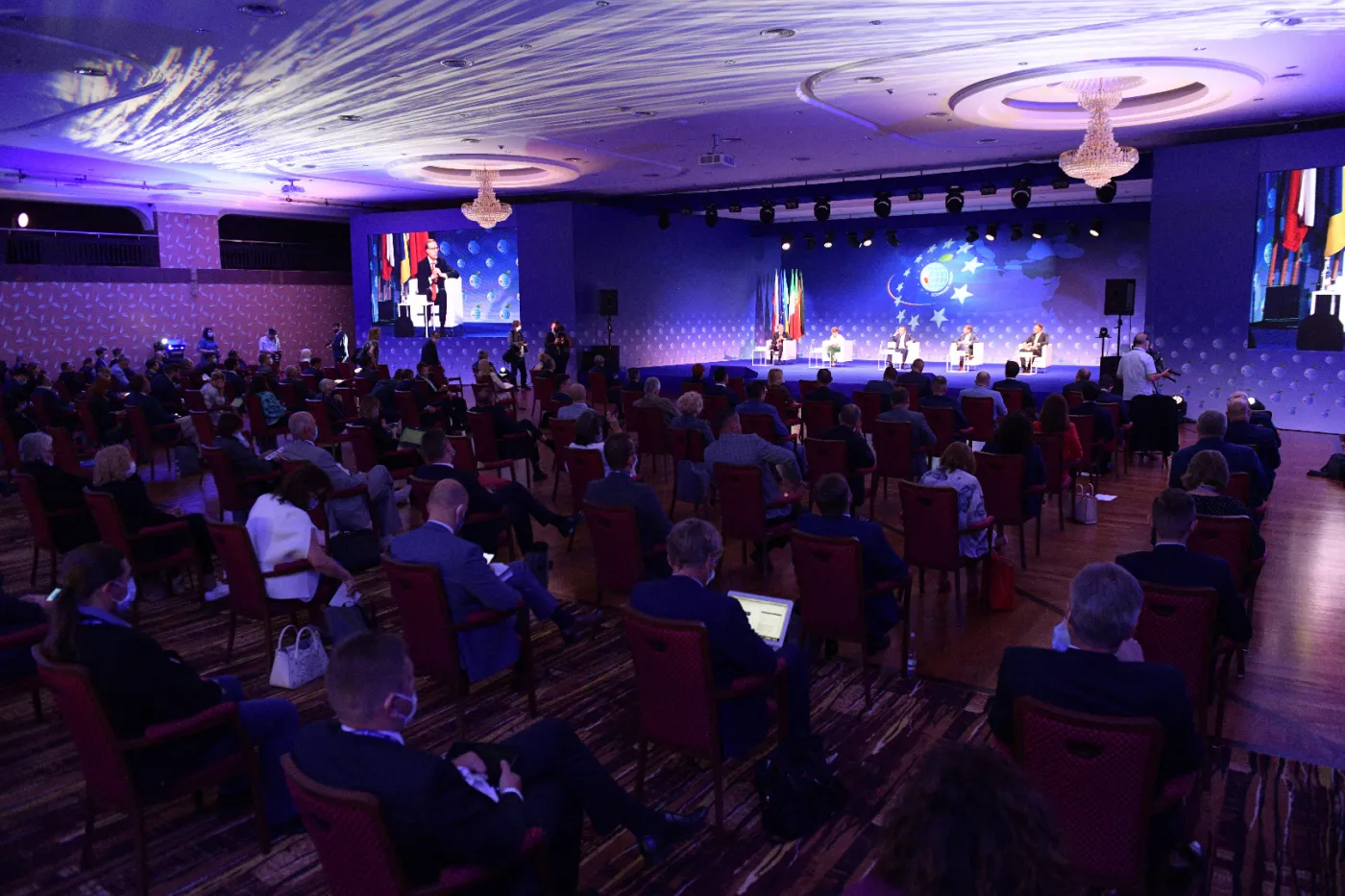 Forum Ekonomiczne: Kryzys Covid-19 wymusił na rządach niespotykane dotąd wsparcie. To również czas sprzyjający fuzjom