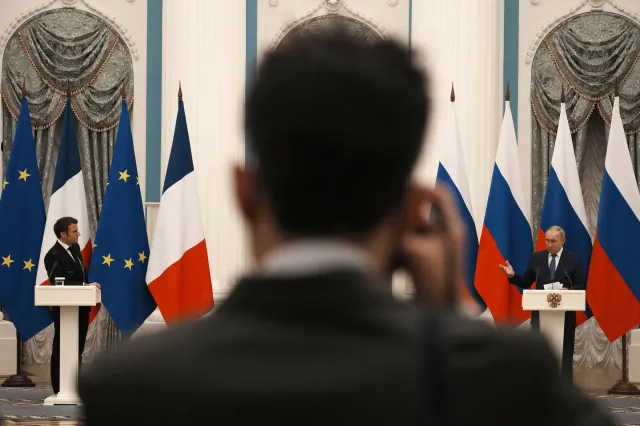 Francuskie media o spotkaniu Putin-Macron: napięty ton i "zamknięta" postawa rosyjskiego przywódcy