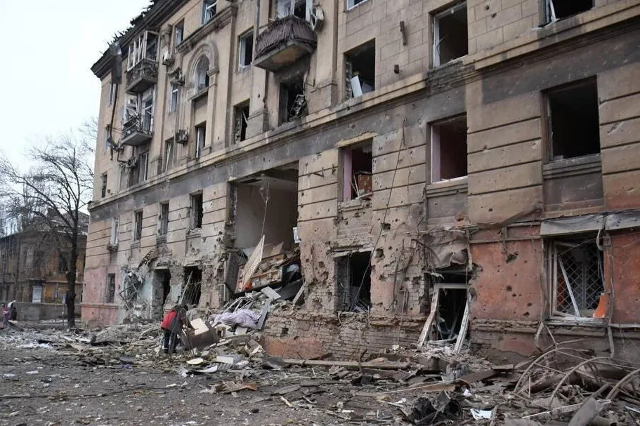 Zbombardowano szkołę w Mariupolu, w której schroniło się 400 ludzi [RELACJA NA ŻYWO]