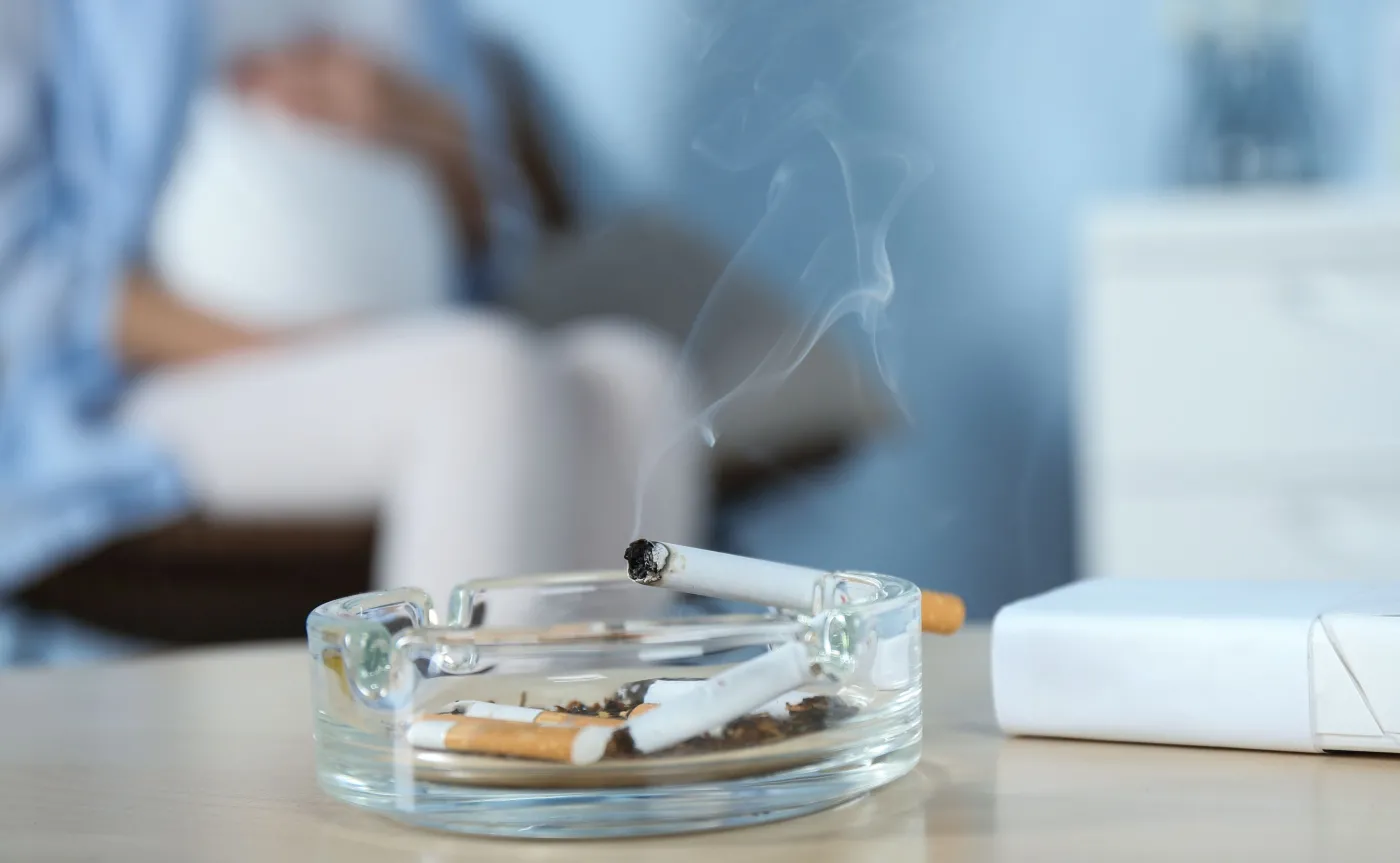 Dym z papierosów, który osadza się na meblach, uszkadza skórę [BADANIE]
