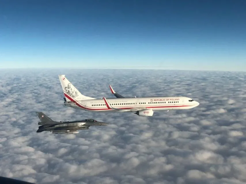 Polska reprezentacja leci na mundial do Kataru. Samolot eskortują myśliwce F-16