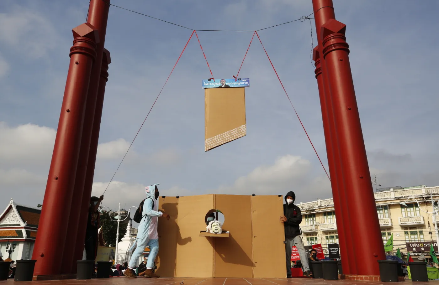 Protest przeciwko szczytowi APEC w Tajlandii. Policja użyła gumowych kul