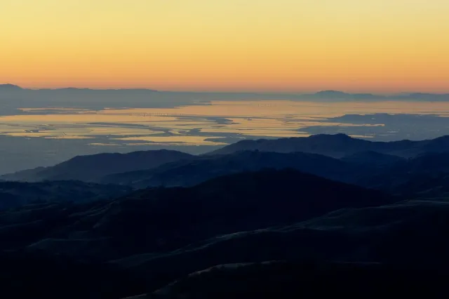 Giganci technologiczni zwalniają nie tylko tempo. Prężne startupy rekrutują