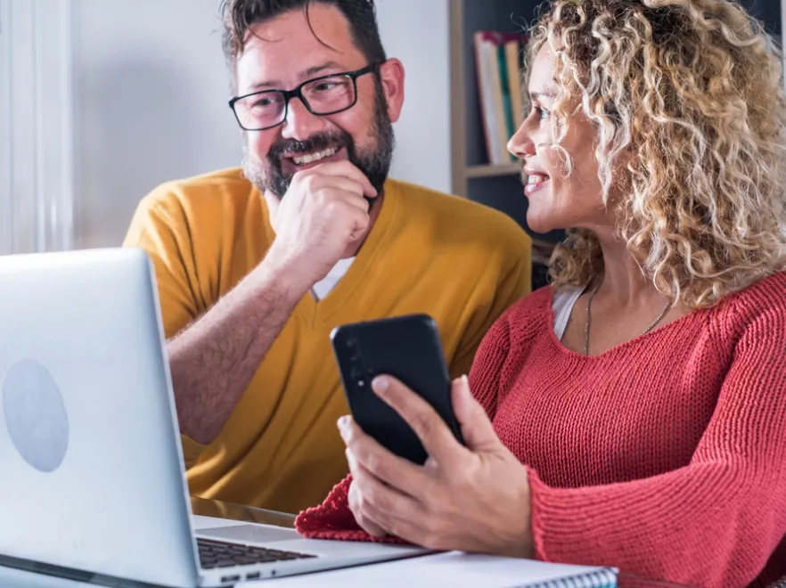 Para przy komputerze. Nauka. Praca. 