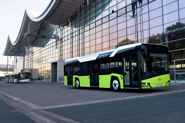 Miasta coraz szybciej powiększają swoje floty autobusów na prąd