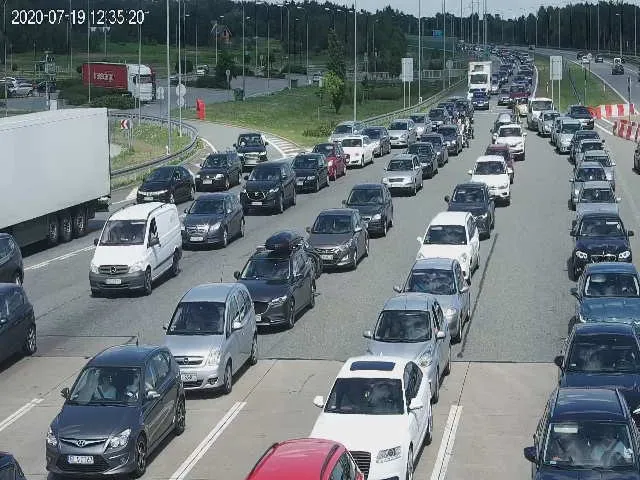 Polacy jadą nad morze. Kolejki przed bramkami na autostradzie A1 koło Torunia w obu kierunkach