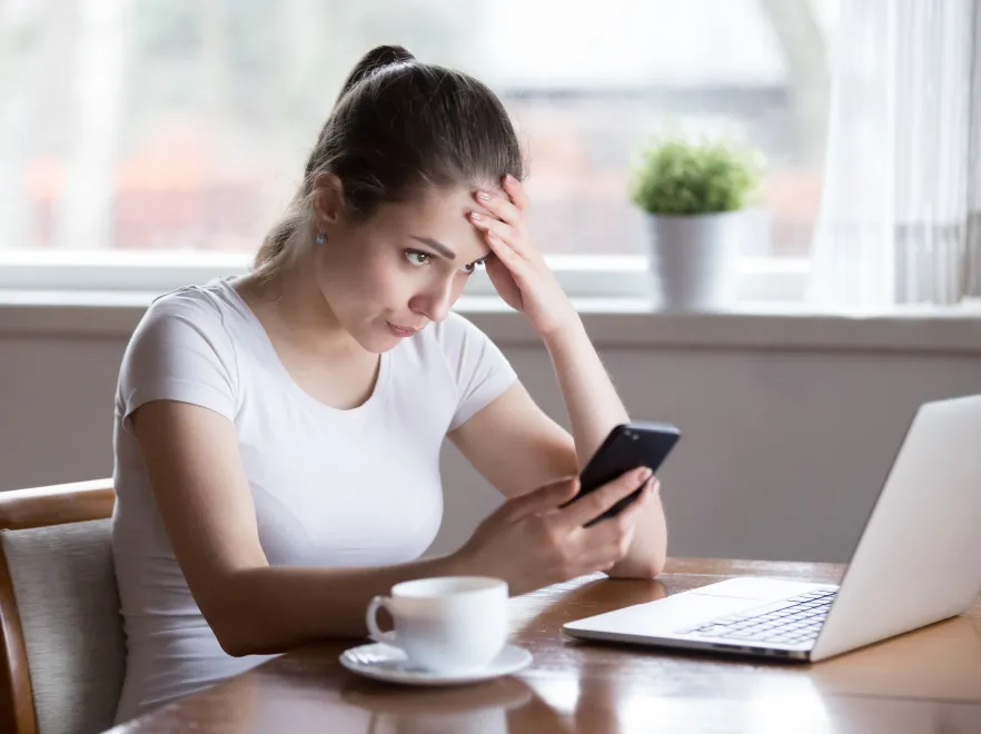 Zapracowany ja Polak. 78 proc. z nas choć raz w tygodniu przegląda smartfon w celach zawodowych