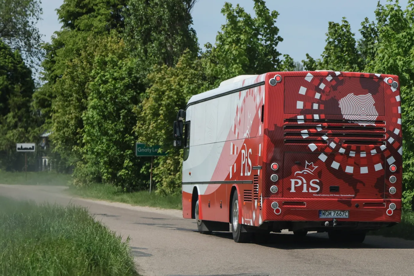 PiS-bus z Beatą Szydło w środku