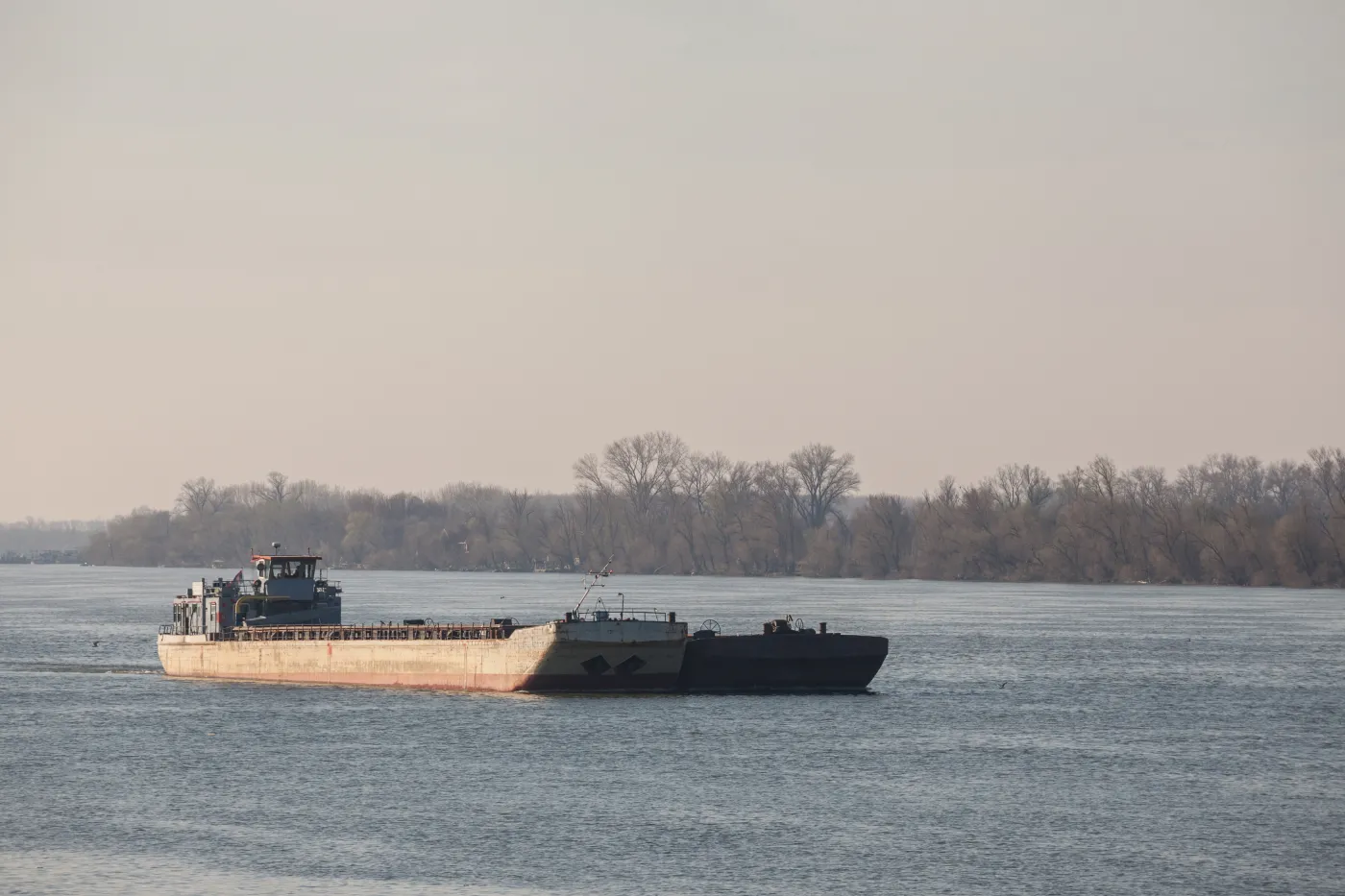 Barka na rzece, transport rzeczny