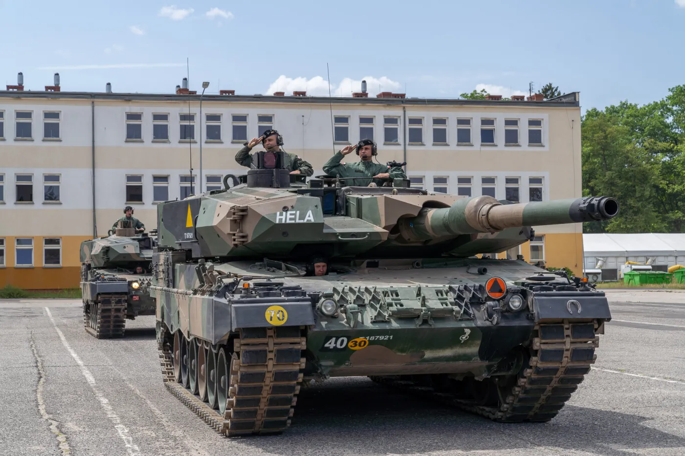 Czołg Leopard 2PL z napisem Hela.