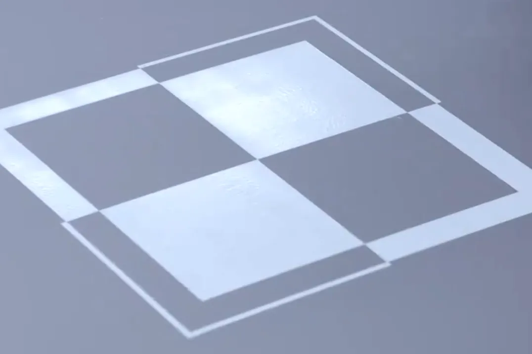 Polskie samolot F-35 posiadają szachownicę w odcieniach szarości, czym różnią się od innych samolotów. Wynika to z zastosowania specjalnej farby pochłaniającej fale radarowe.