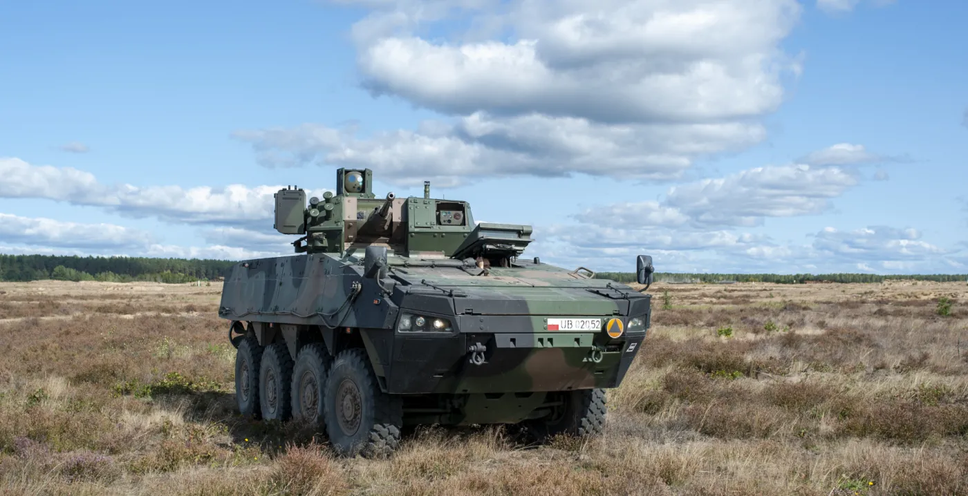 KTO Rosomak z wieżą ZSSW-30. Widoczny po lewej stronie prostokątny zasobnik zawiera dwa przeciwpancerne pociski kierowane Spike LR.