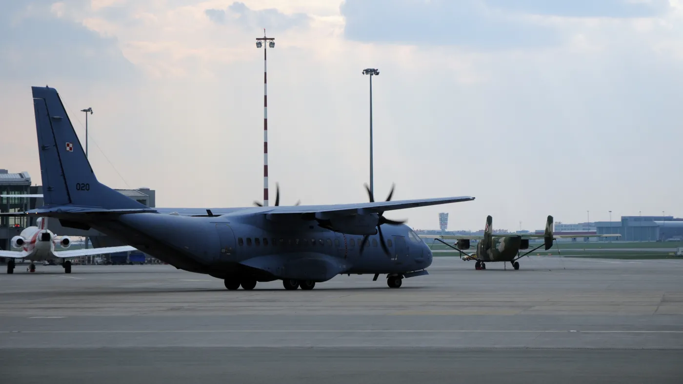 Samolot transport lotnisko wojskowe CASA C-295M samolot wojskowy transportowy