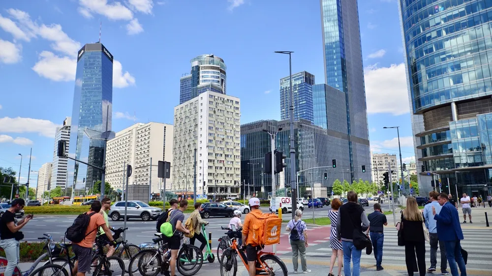 Warszawa ludzie tłum 