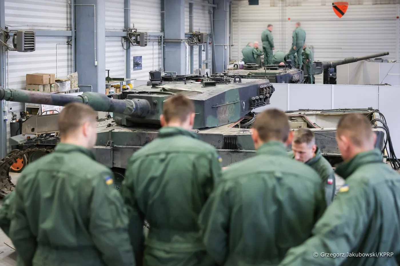Ukraińscy czołgiści szkolą się obsługi czołgów rodziny Leopard. Bez wsparcia NATO, wyszkolenie tak dużej liczby rekrutów dla ukraińskiej armii byłoby niemożliwe.