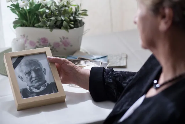 Renta wdowia przysługuje nie tylko wdowom. Te osoby też mogą ubiegać się o to świadczenie, a tego nie robią. Jeśli się pospieszą, jeszcze zdążą z wnioskiem