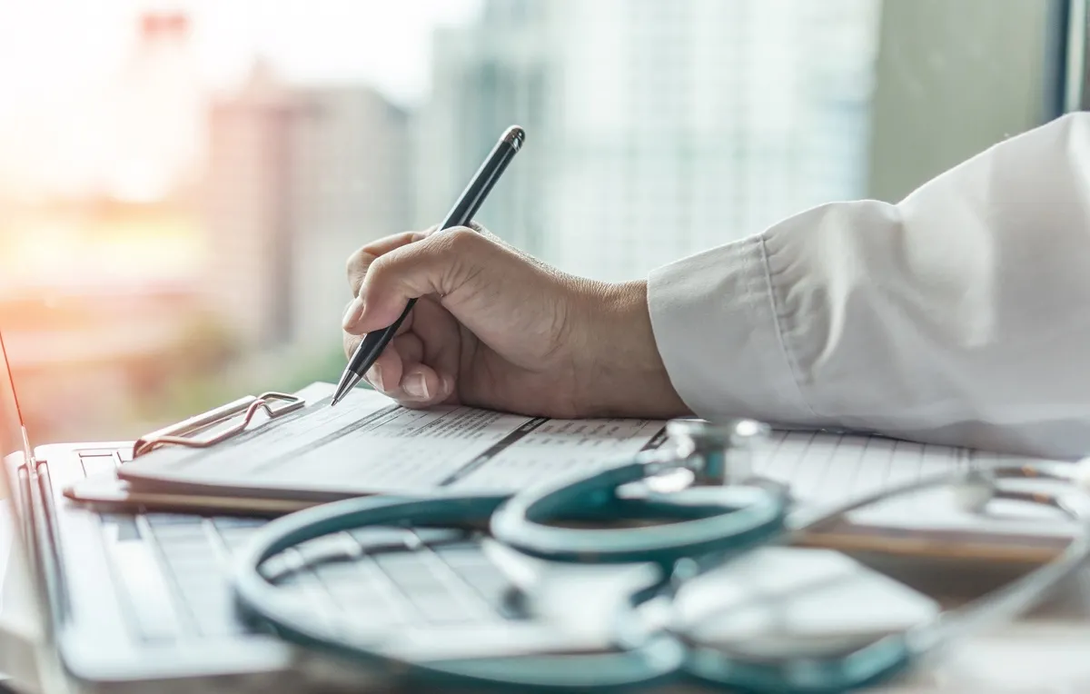 Ile zarabiają lekarze i pielęgniarki w Polsce? Ich poziom życia jest prawie jak na Zachodzie. Nowy raport