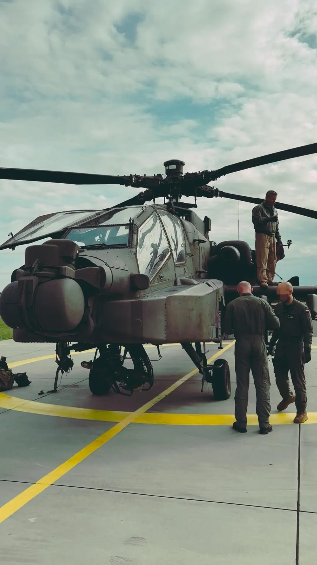 AH-64D na lotnisku w Inowrocławiu