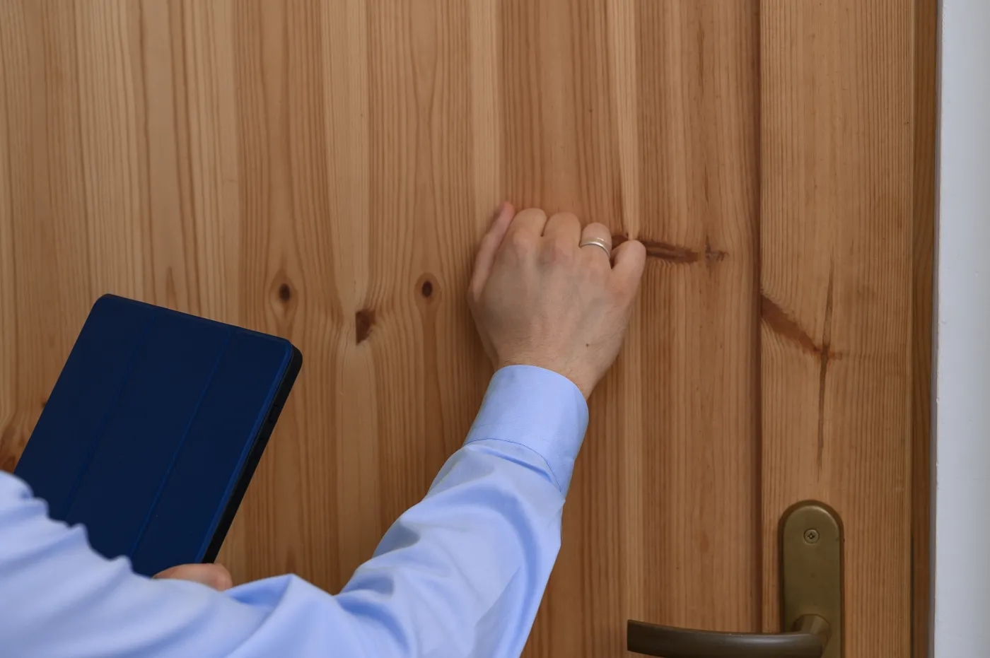 pukanie do drzwi, drzwi, kontrola