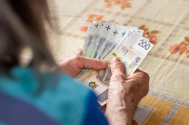 Trzynasta emerytura będzie w tym roku wyższa. Kiedy wypłaty podwyższonych świadczeń, czy trzeba składać wniosek?