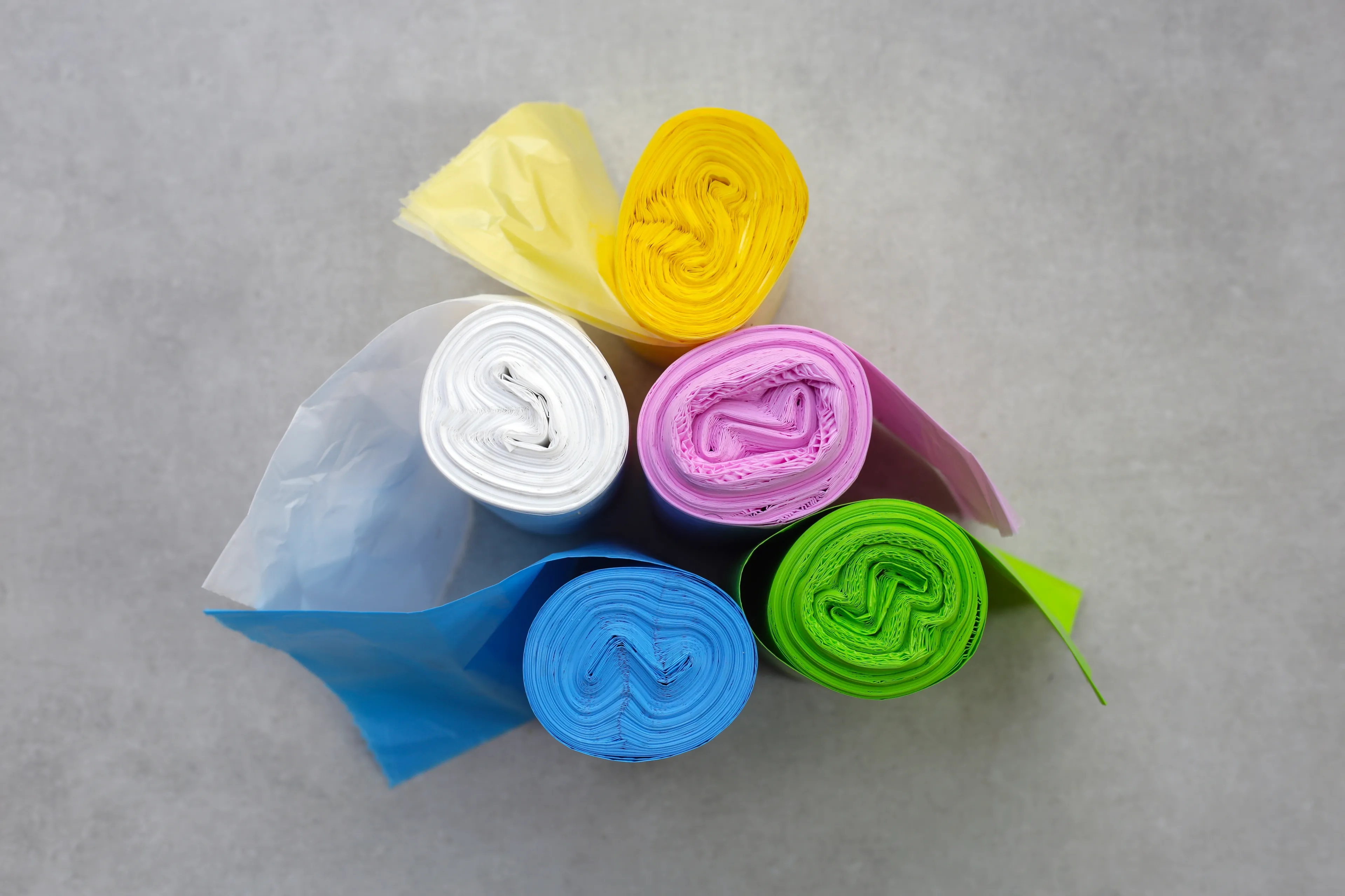 Nowy kolor worków na odpady (biały) niedługo trafią do gospodarstw domowych. Jakie śmieci będziemy do nich wrzucać?