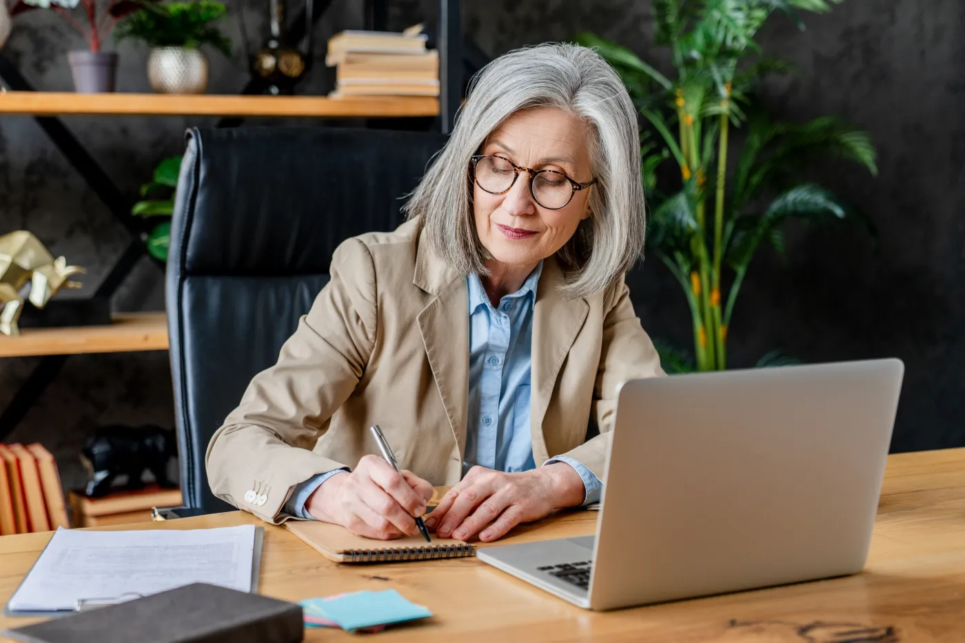 Świadczenie przedemerytalne to comiesięczna pomoc finansowa dla osób w wieku przedemerytalnym, które utraciły pracę z przyczyn od siebie niezależnych