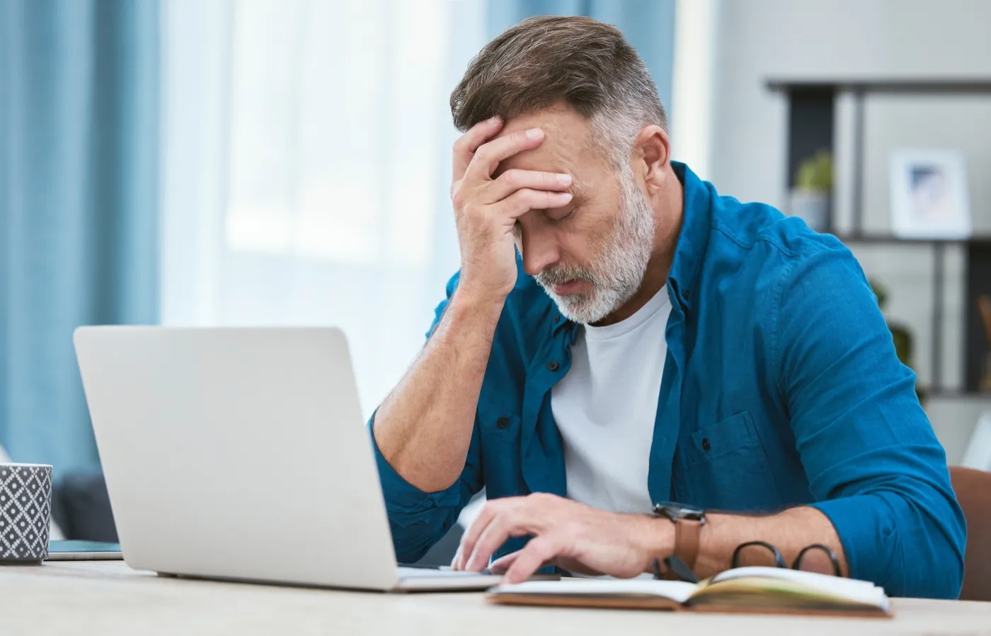 Chory mężczyzna na zwolnieniu lekarskim L4 niezdolny do pracy