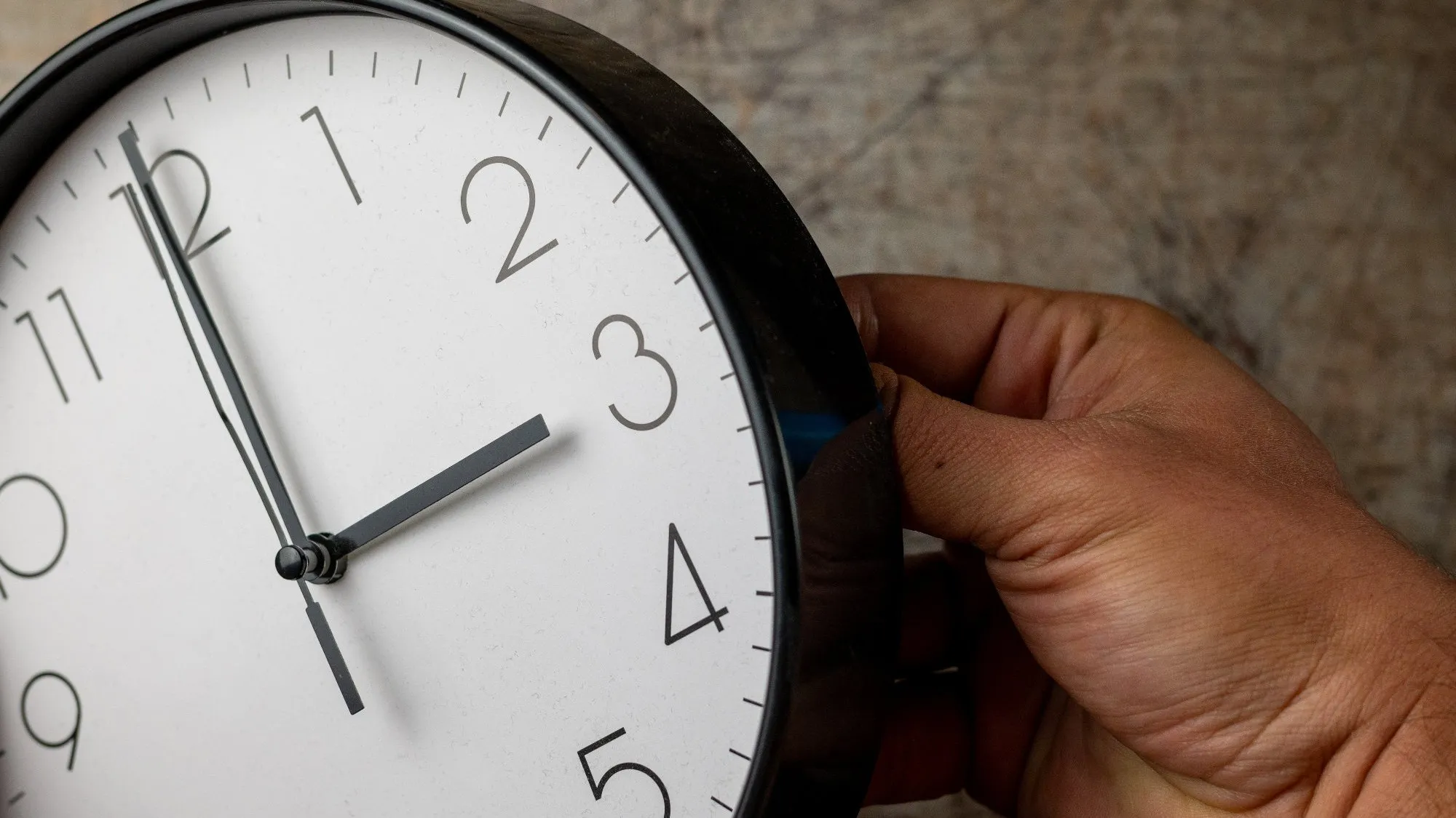 Zmiana czasu z letniego na zimowy 2026 – czy w noc z 3 na 4 października przestawiamy zegarki? Czy to już koniec ze zmianą czasu w Polsce?