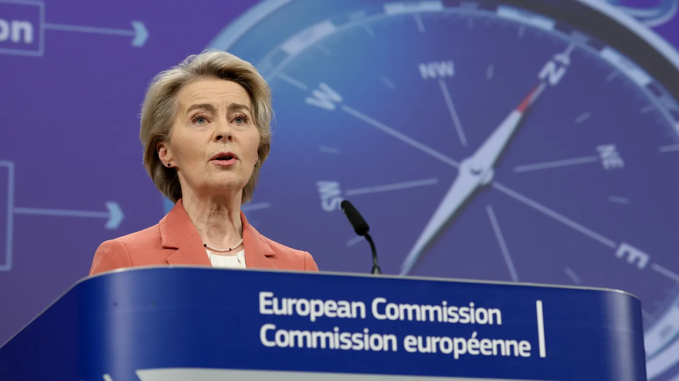 Unia Europejska w końcu chce zmienić prawo autorskie. Zmusiła ją do tego AI - sztuczna inteligencja. Największym wyzwaniem jest trenowanie modeli na danych i kwestia darmowego, dozwolonego użytku cudzych utworów. Komisja Europejska ogłosiła w tej sprawie konsultacje. W grę wchodzą duże pieniądze dla twórców.