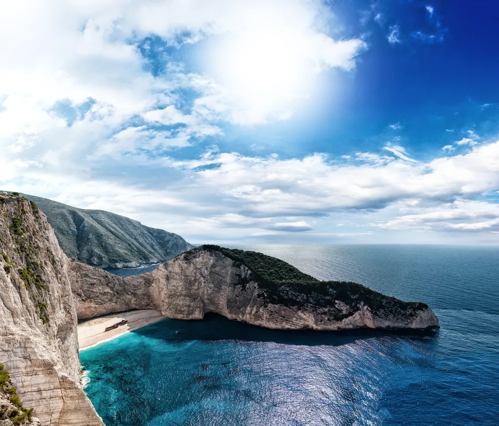 1425815-plaza-navagio-na-greckiej-wyspie.jpg