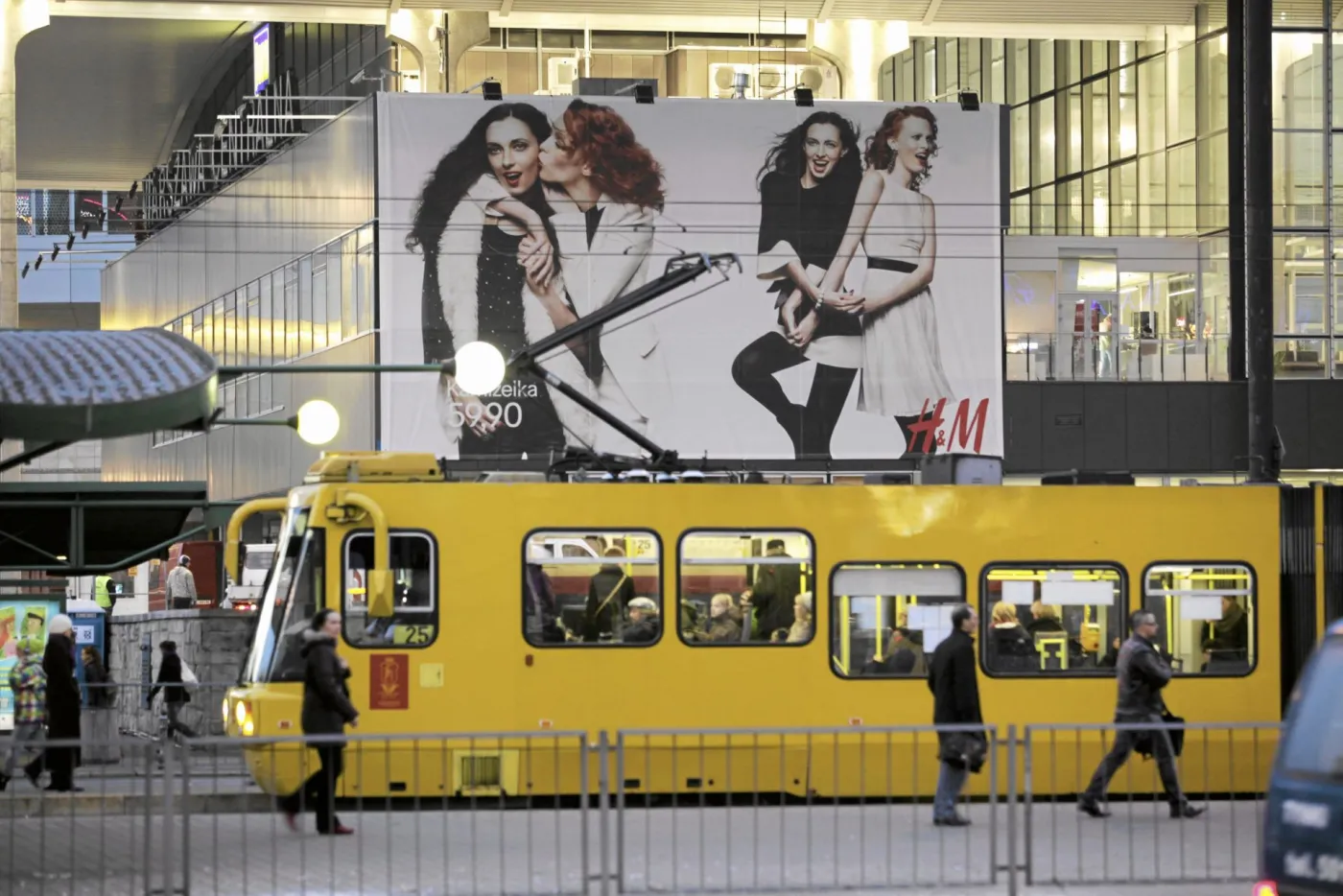 1470924-reklama-h-m-na-dworcu-centralnym.jpg