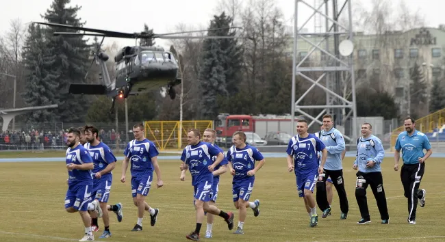 Black Hawk krąży nad stadionem w Mielcu, a Sikorsky Aircraft nad przetargiem za 8 mld zł