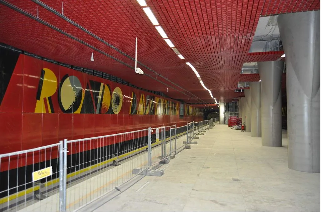 Zobacz, jak wyglądają stacje centralnego odcinka II linii metra tuż przed zakończeniem budowy [ZDJĘCIA]