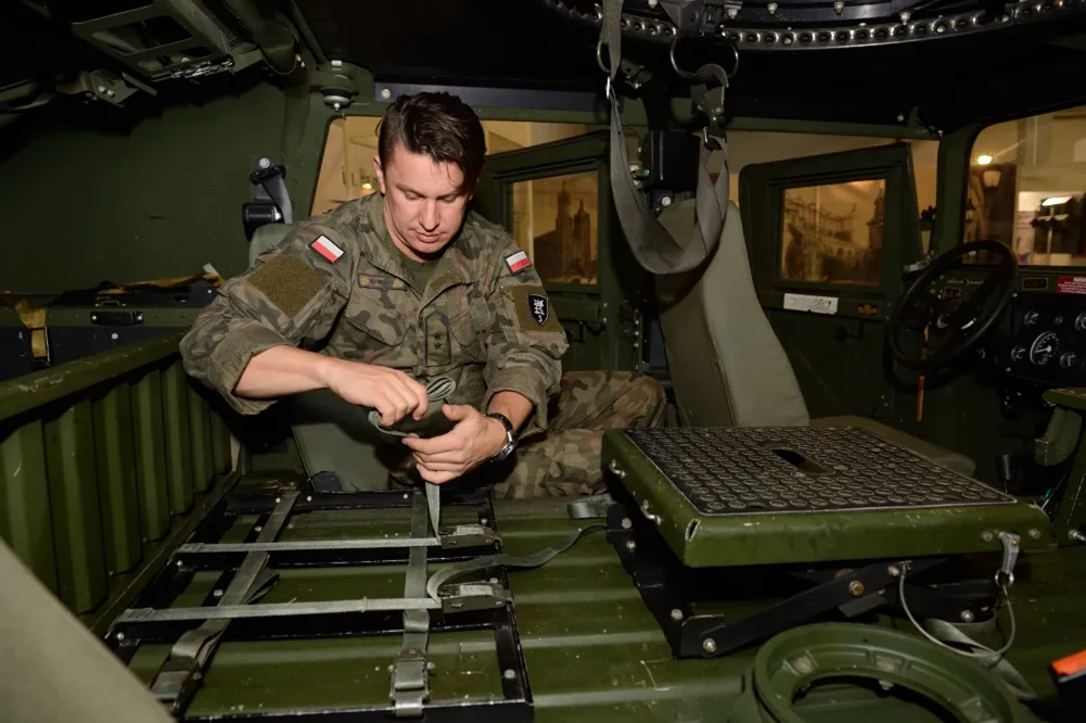 1898422-pjazd-hmmwv-w-wersji-m1043a2-fot.jpg