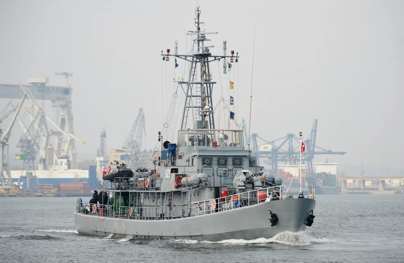2089899-polski-niszczyciel-min-orp-mewa.jpg