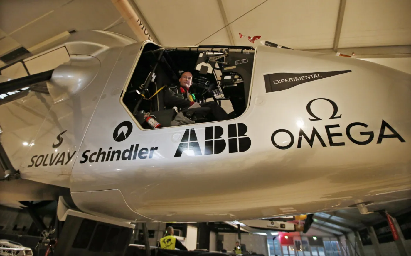 2100512-testowy-lot-solar-impulse-2-w-abu.jpg