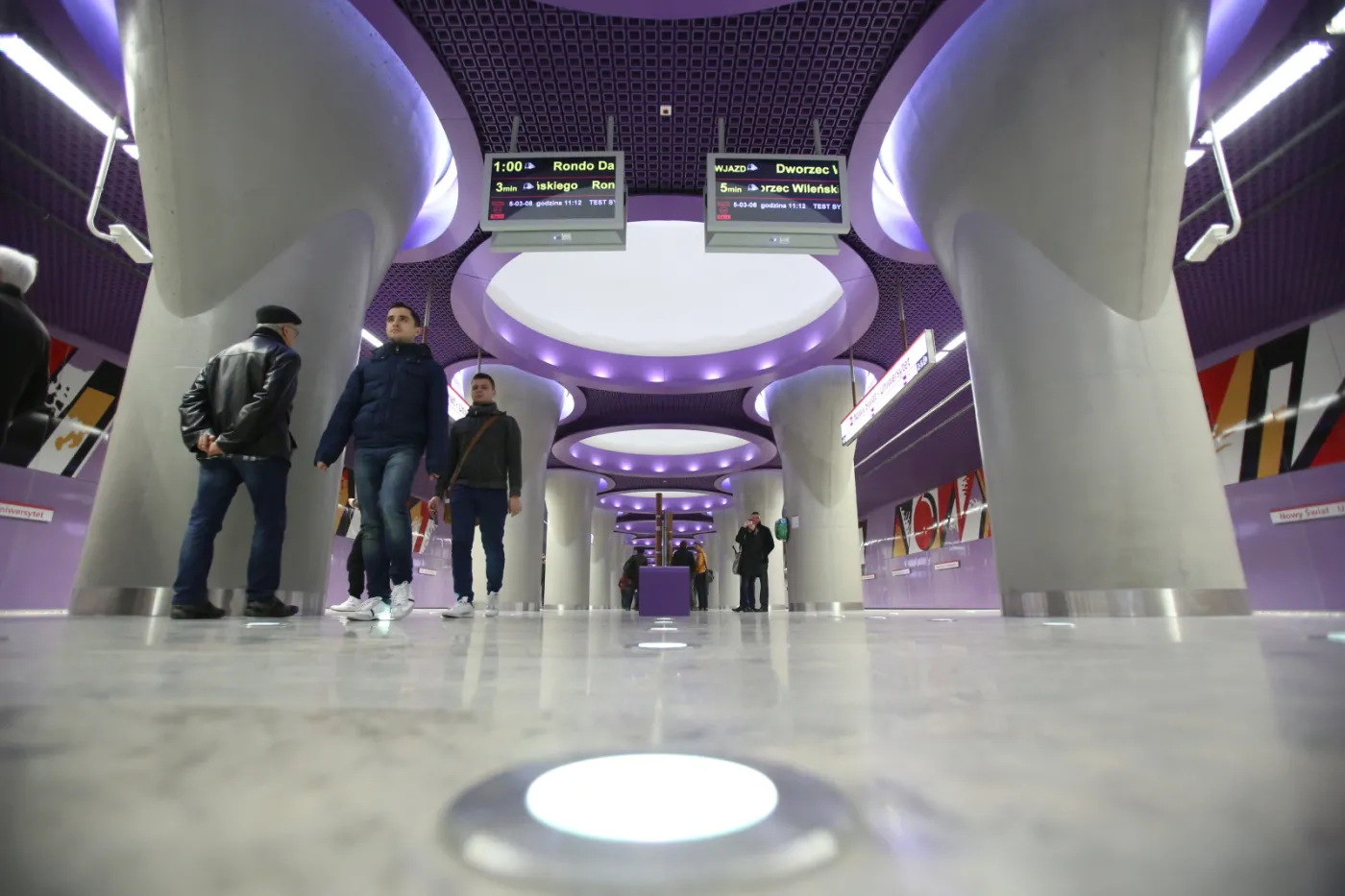 2107210-pasazerowie-na-stacji-nowy-swiat.jpg