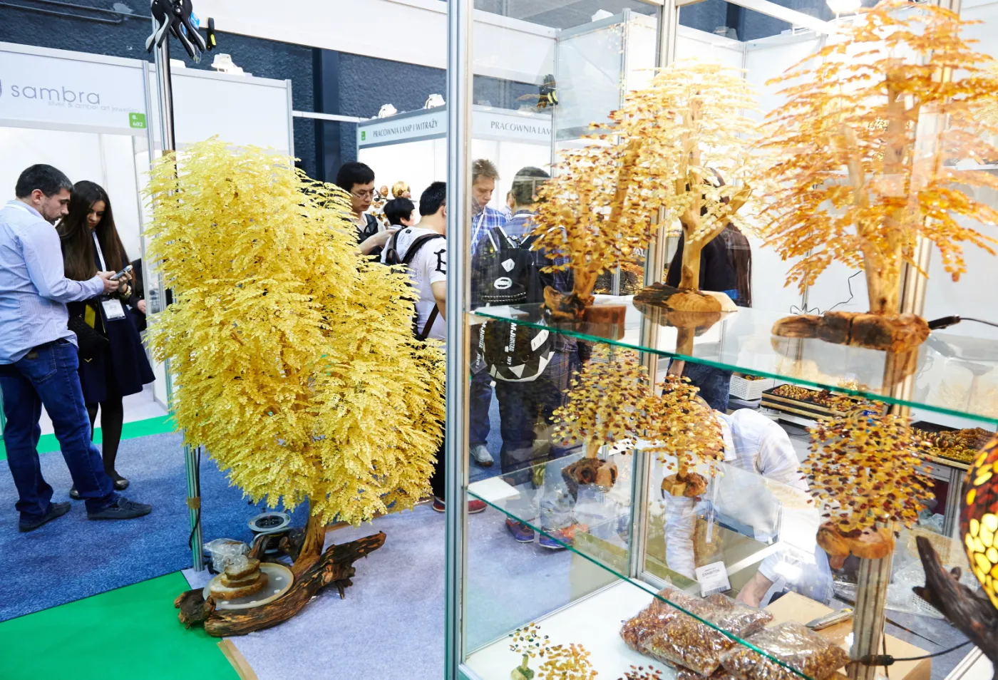 2125471-bursztynowe-drzewa-wyeksponowane.jpg
