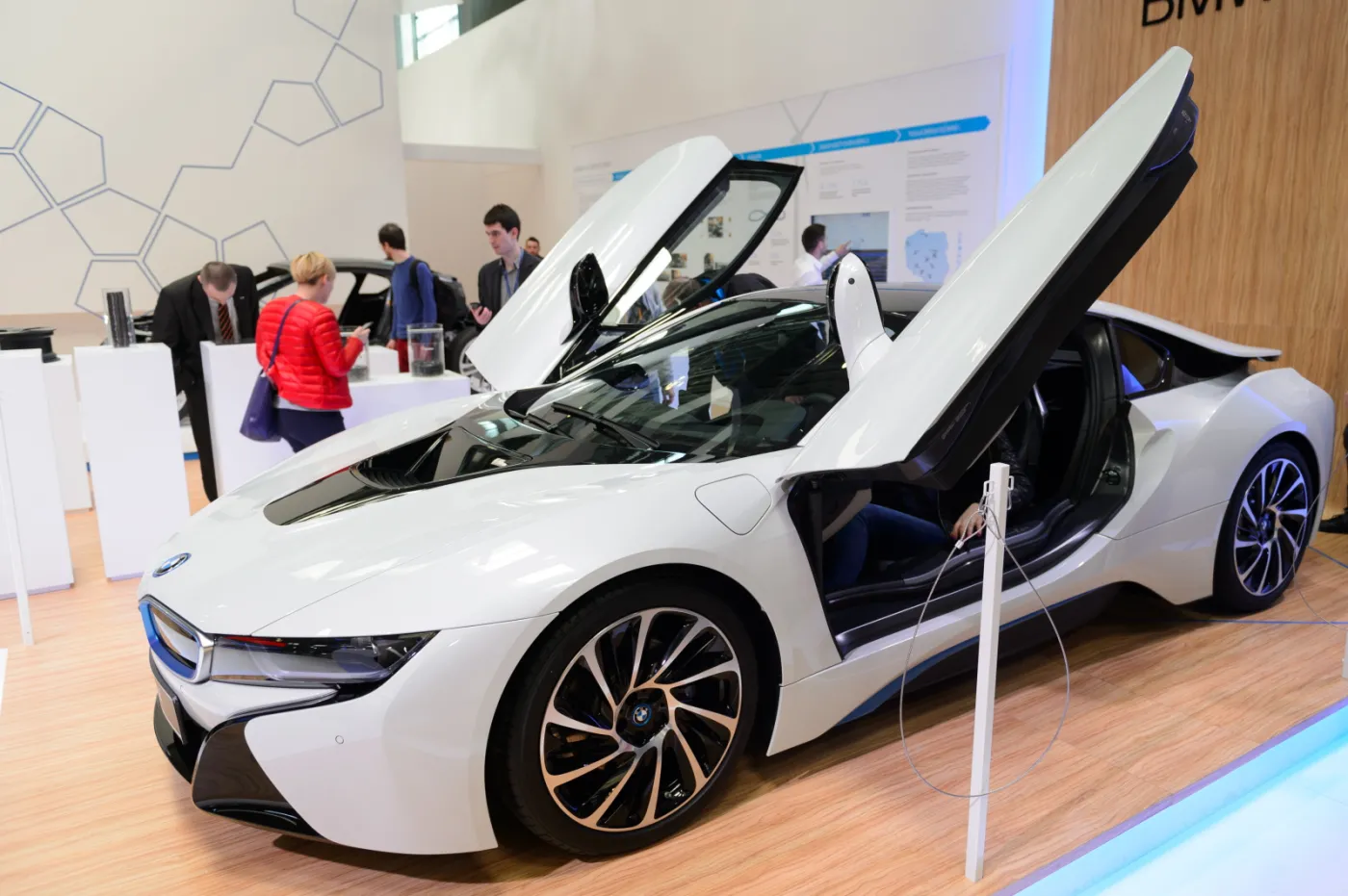 2140928-hybrydowe-bmw-i8-zaprezentowane.jpg