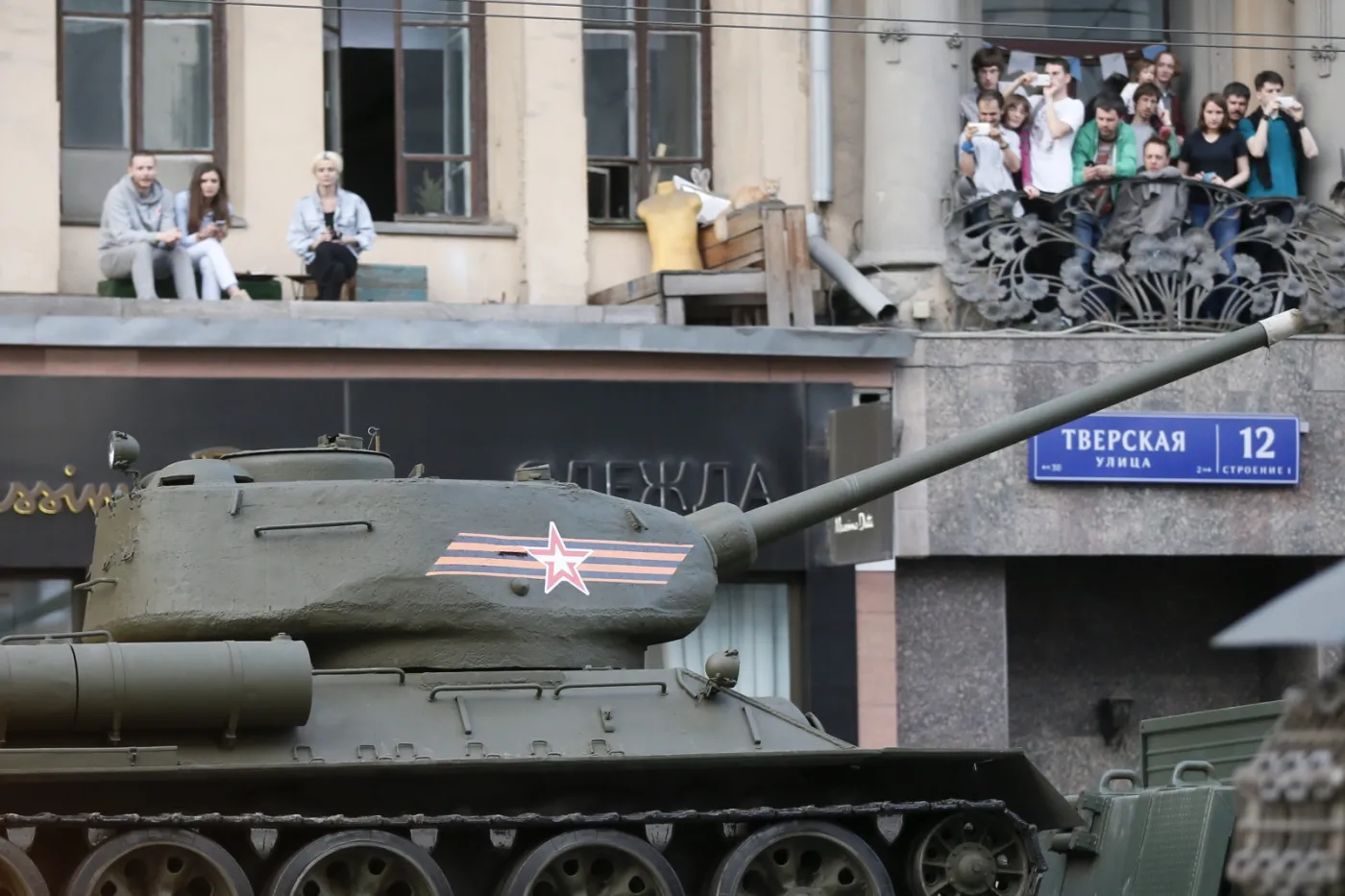 2165527-historyczny-sowiecki-czolg-t-34.jpg