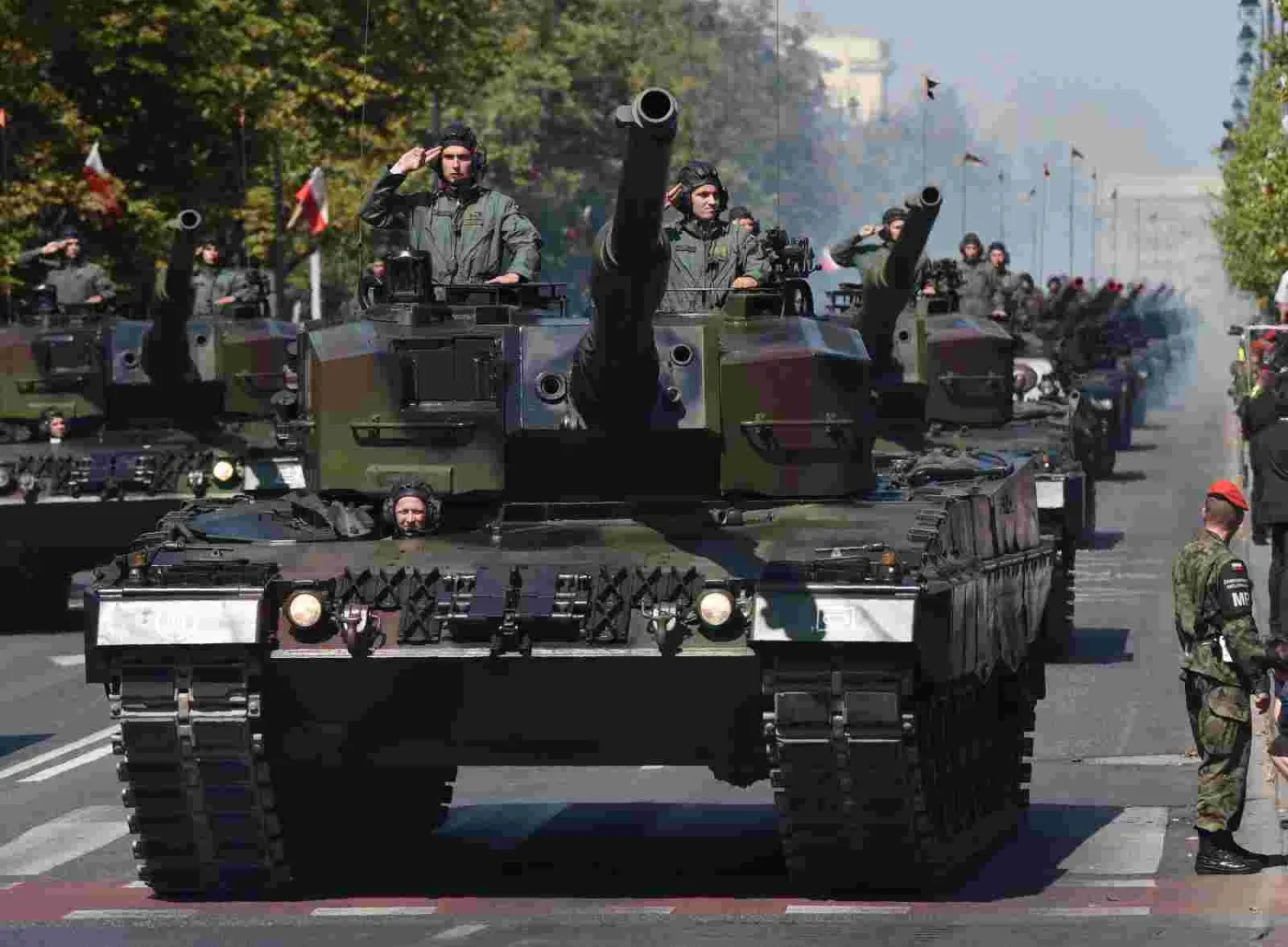 2276656-defilada-pojazdow-wojskowych-na.jpg