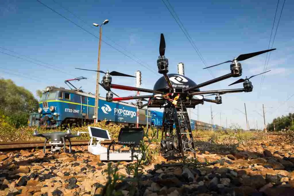 2294307-oba-drony-ze-sprzetem-filmujacym.jpg