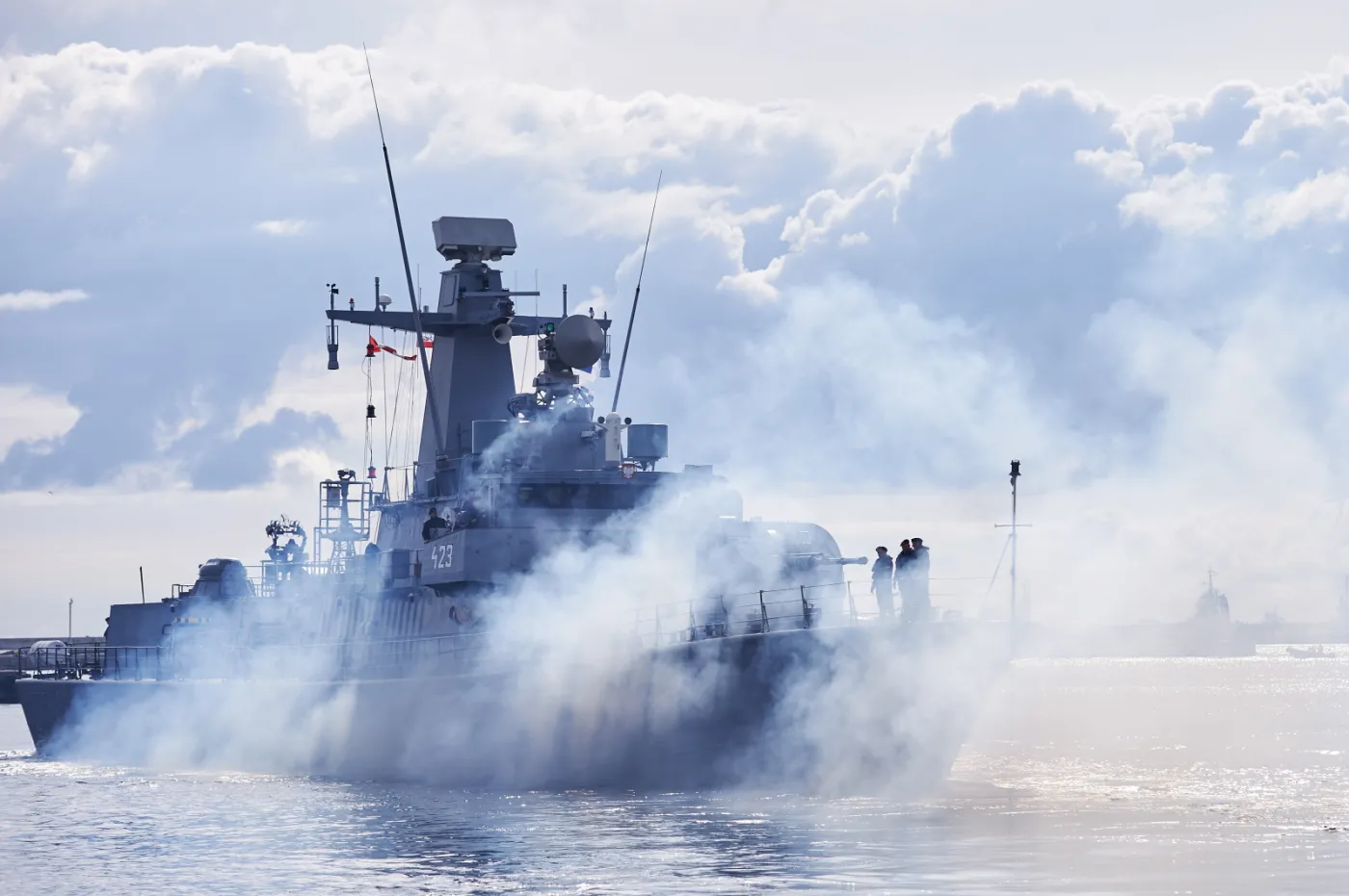 2302597-okret-orp-grom-wychodzi-w-morze.jpg