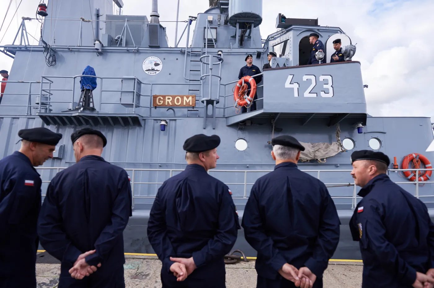 2302613-okret-orp-grom-wychodzi-w-morze.jpg