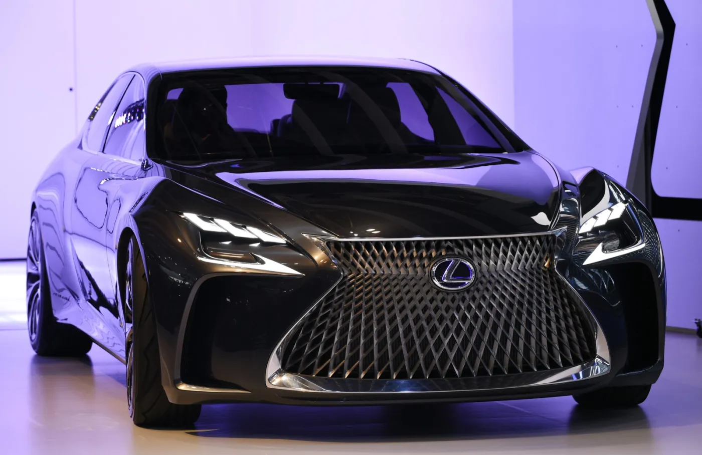 2358704-tokyo-motor-show-2015-lexus-lf-fc.jpg